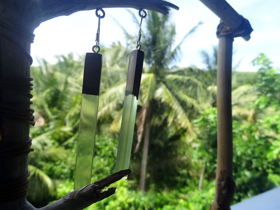 Set of earrings in driftwood and resin