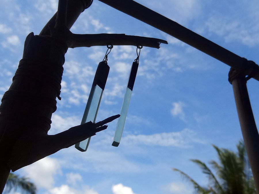 Set of earrings in driftwood and resin