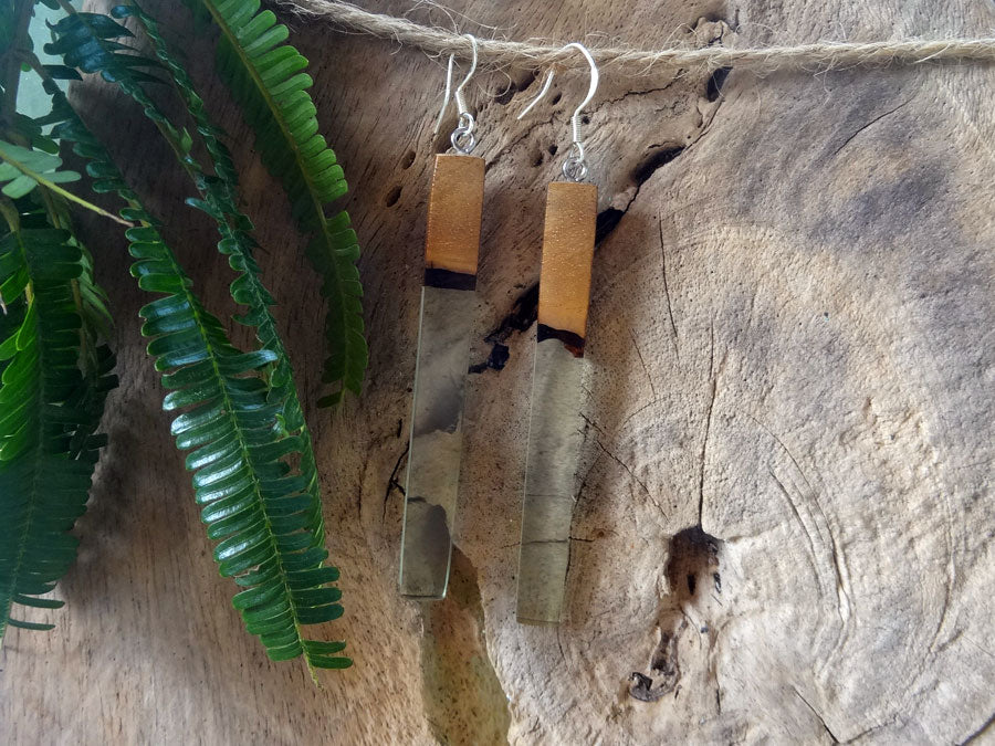 Set of earrings in driftwood and resin