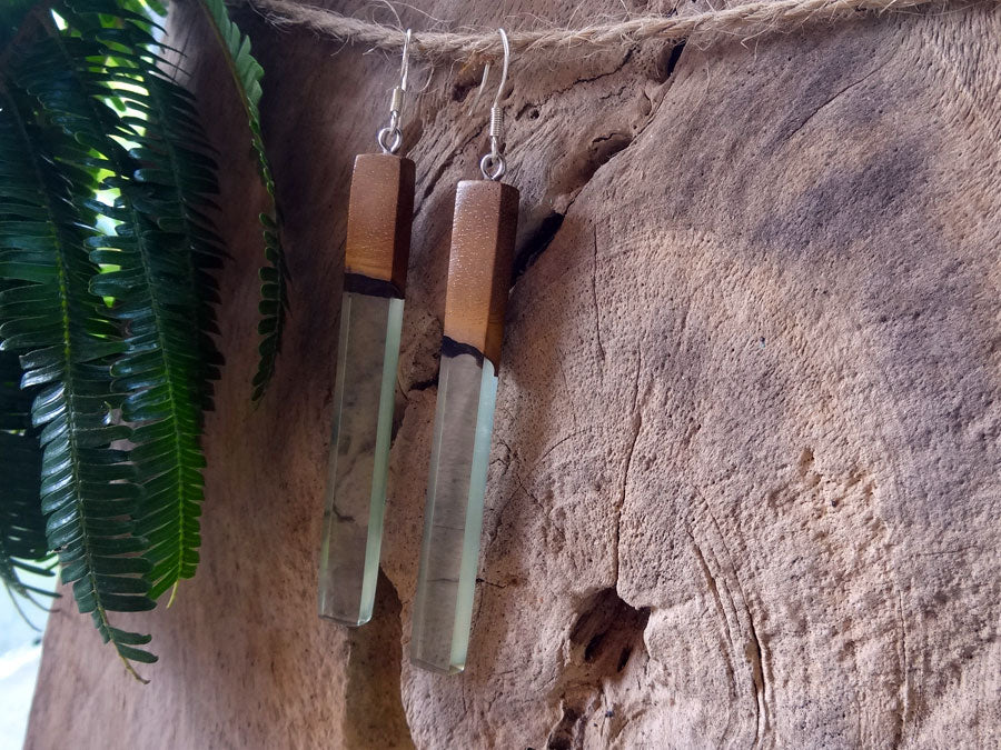 Set of earrings in driftwood and resin