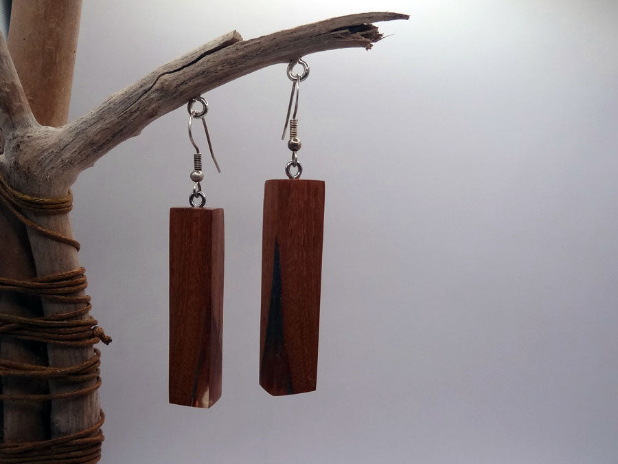 Set of earrings in driftwood and resin