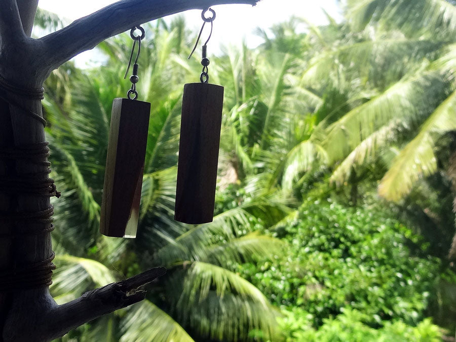 Set of earrings in driftwood and resin