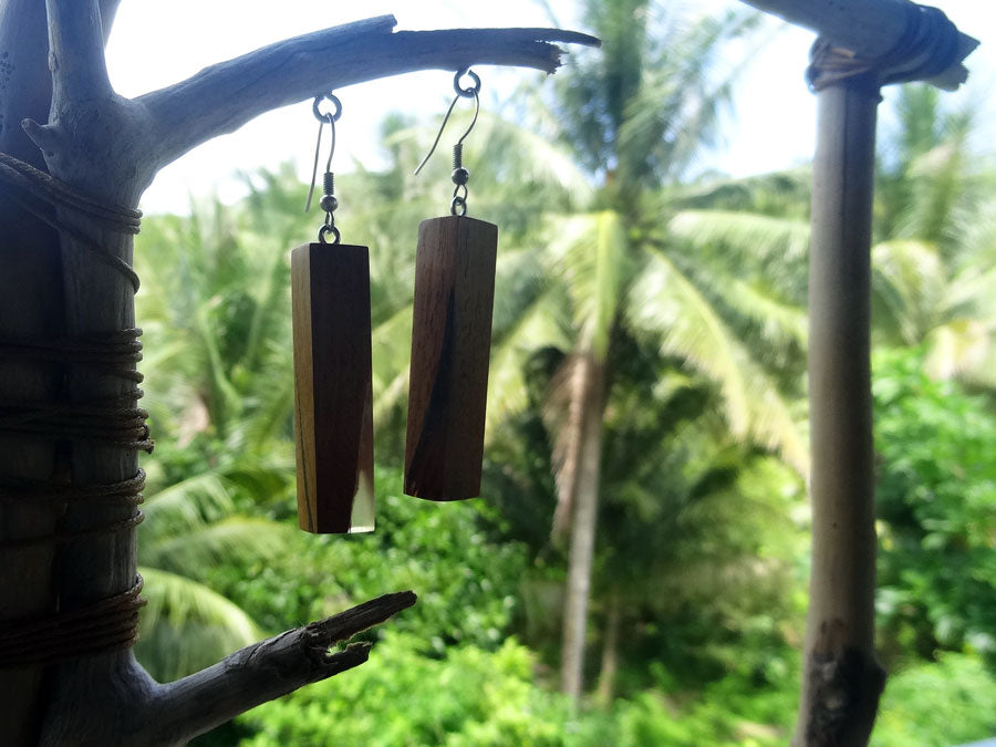 Set of earrings in driftwood and resin