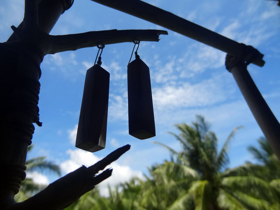 Set of earrings in driftwood and resin