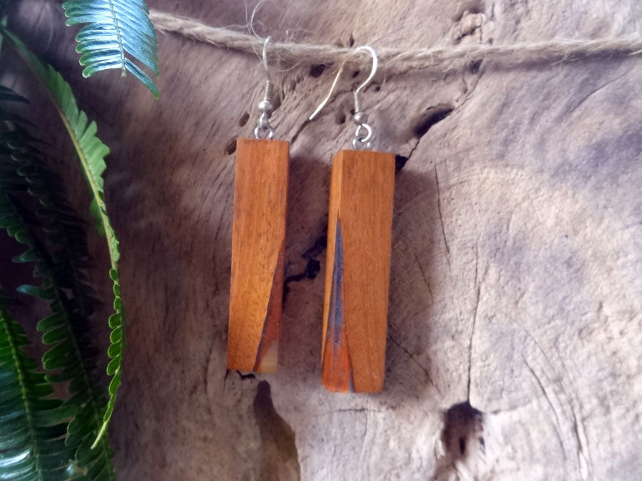 Set of earrings in driftwood and resin