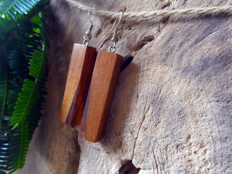 Set of earrings in driftwood and resin