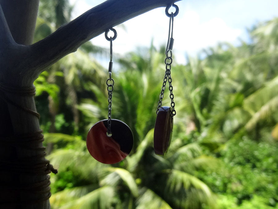 Set of earrings in driftwood and resin