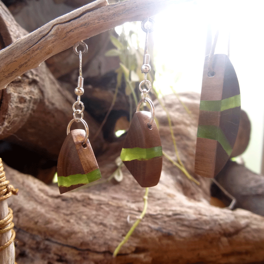 Set with earrings and pendant in driftwood and resin