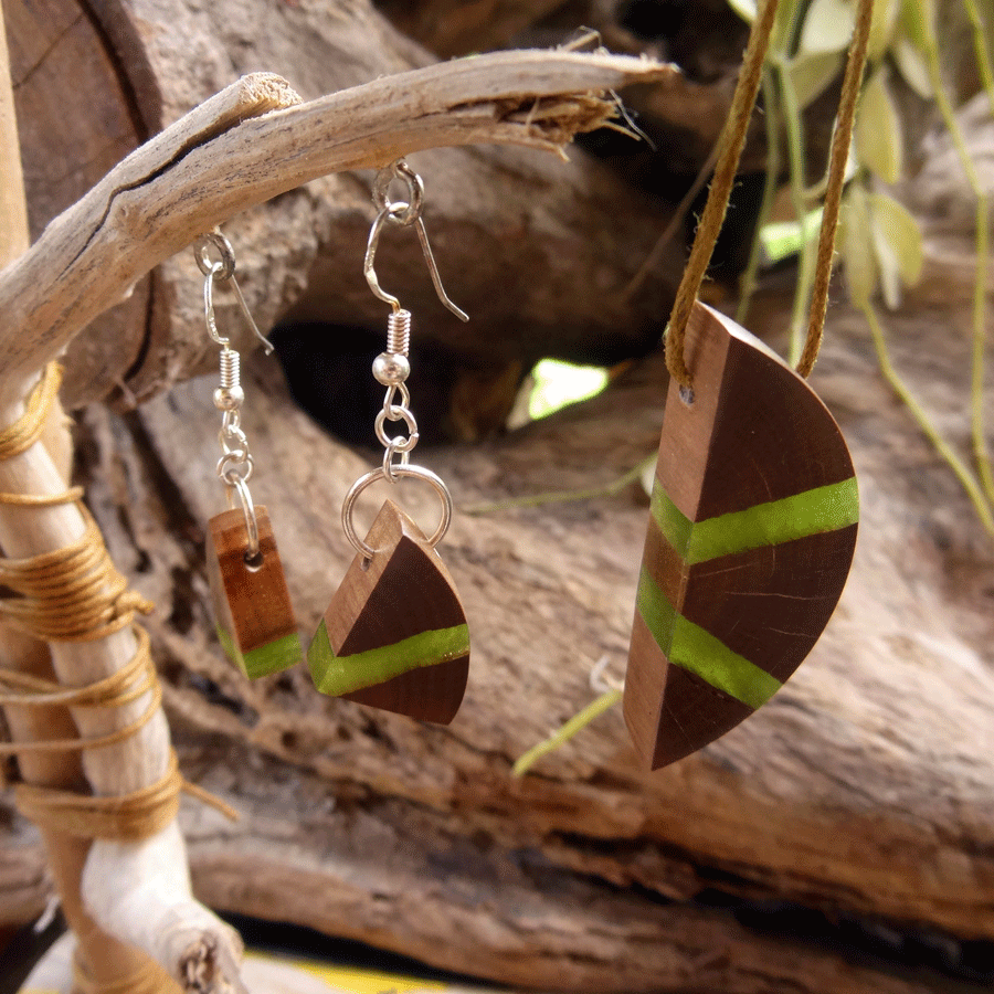 Set with earrings and pendant in driftwood and resin