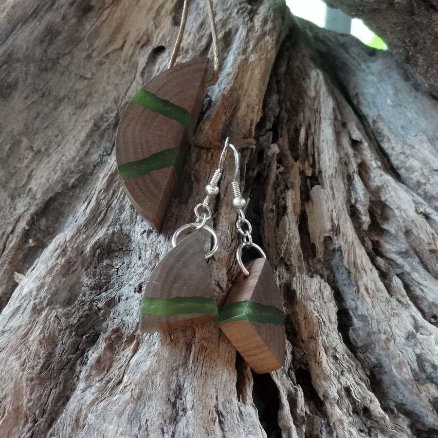 Set with earrings and pendant in driftwood and resin