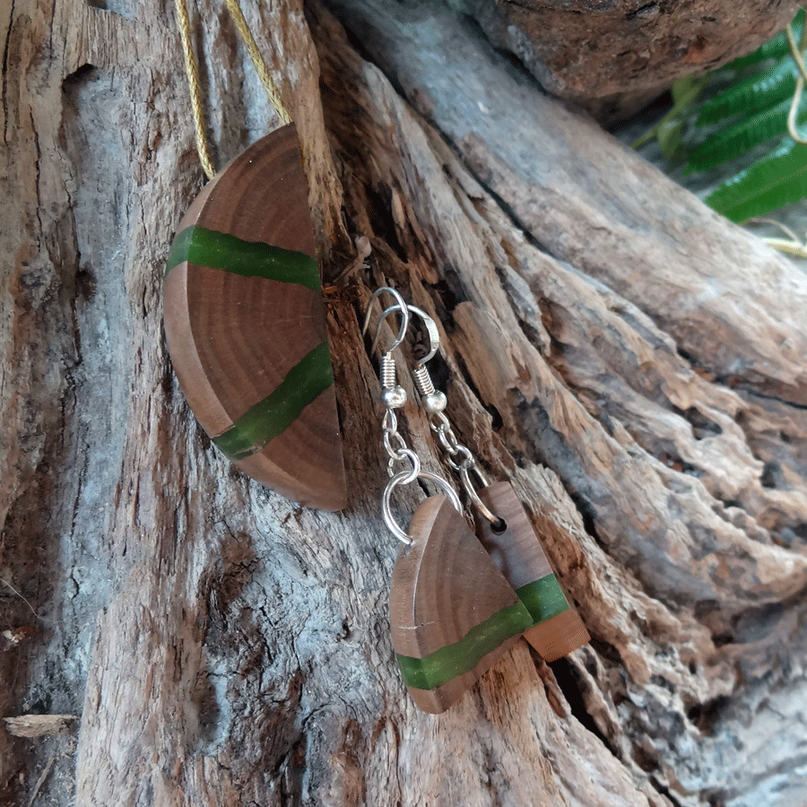 Set with earrings and pendant in driftwood and resin