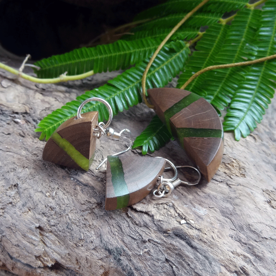 Set with earrings and pendant in driftwood and resin