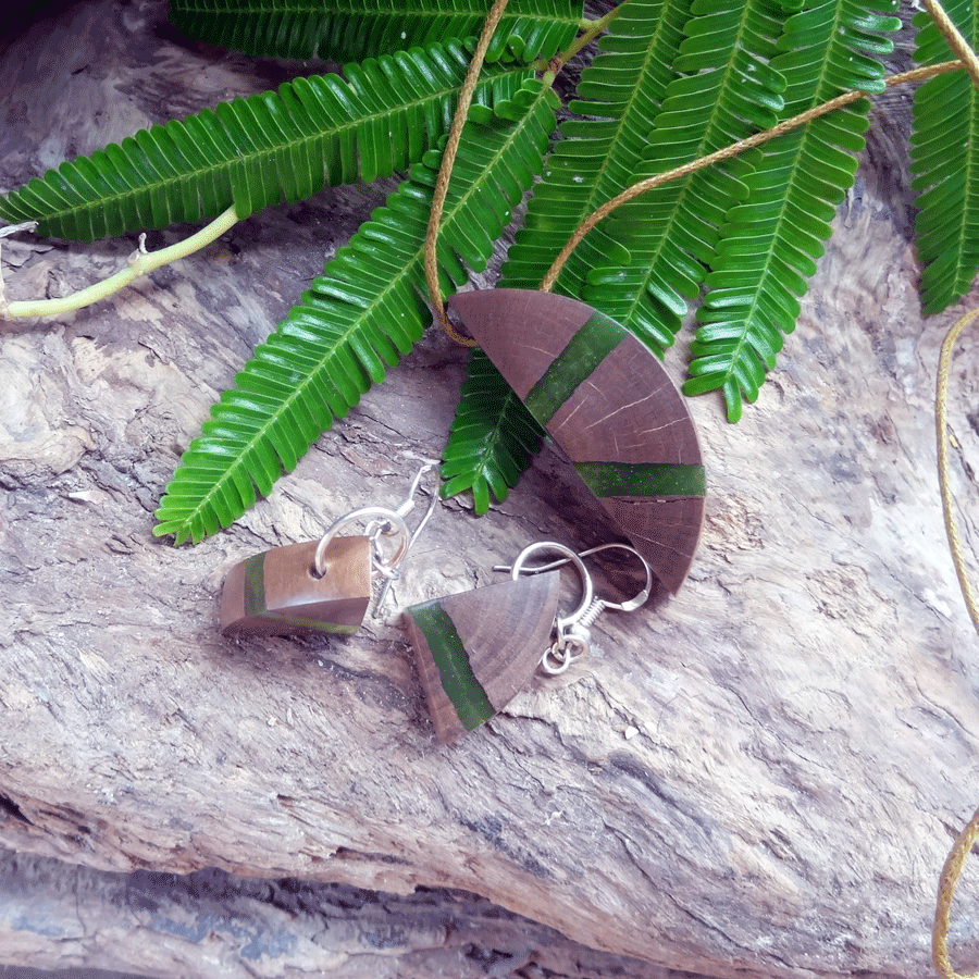 Set with earrings and pendant in driftwood and resin