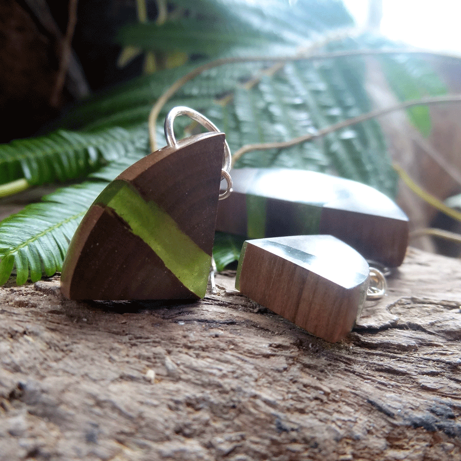 Set with earrings and pendant in driftwood and resin