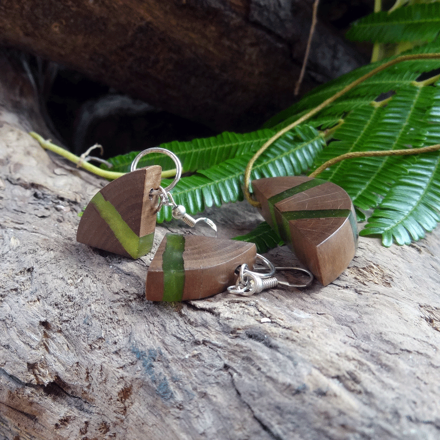 Set with earrings and pendant in driftwood and resin