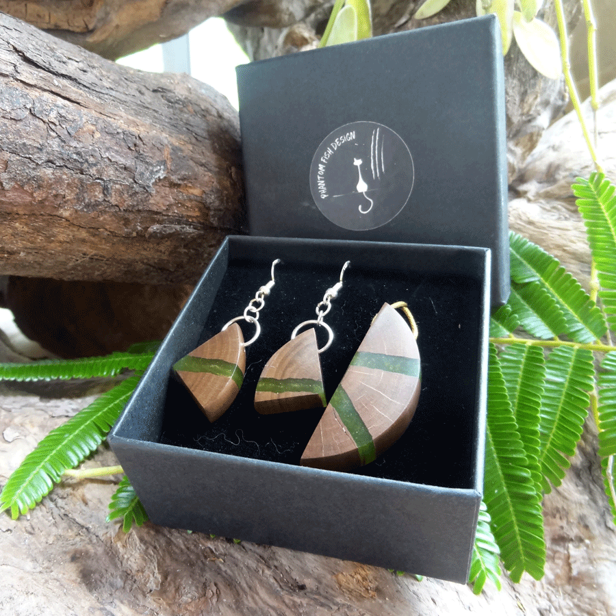 Set with earrings and pendant in driftwood and resin