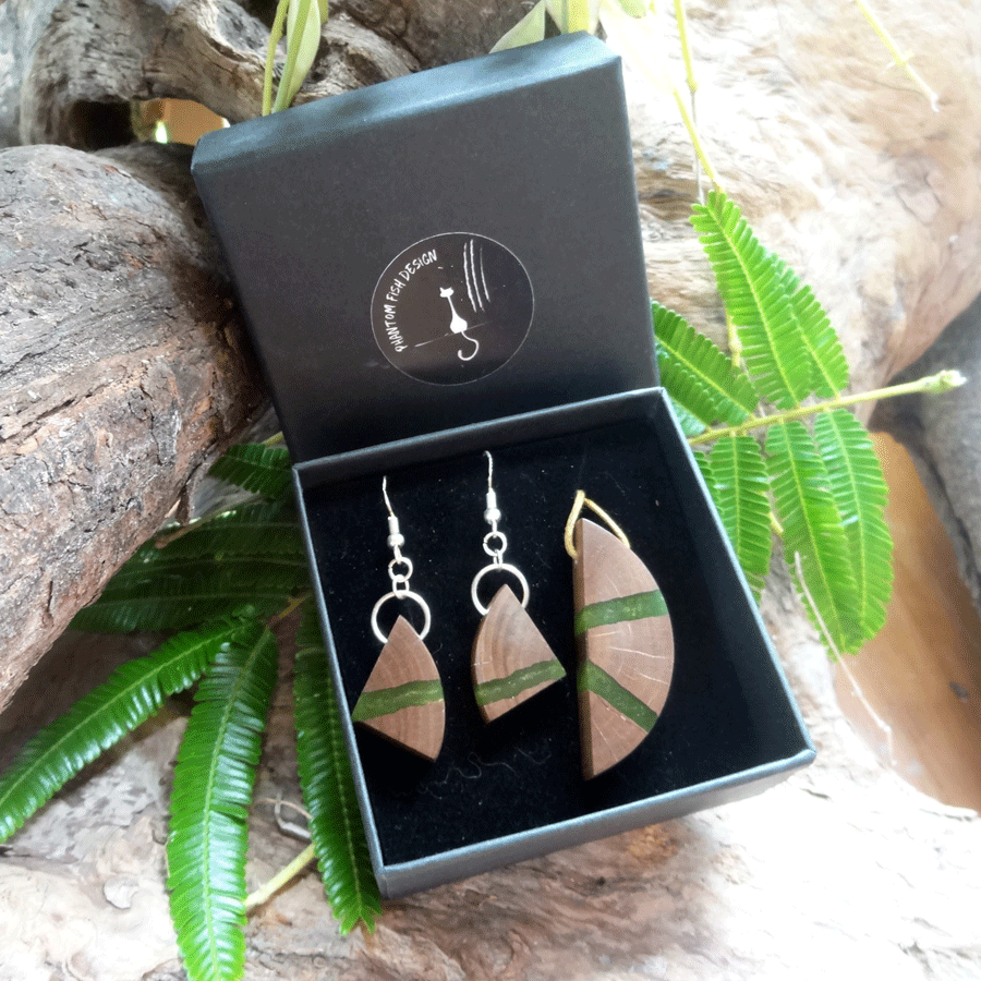 Set with earrings and pendant in driftwood and resin