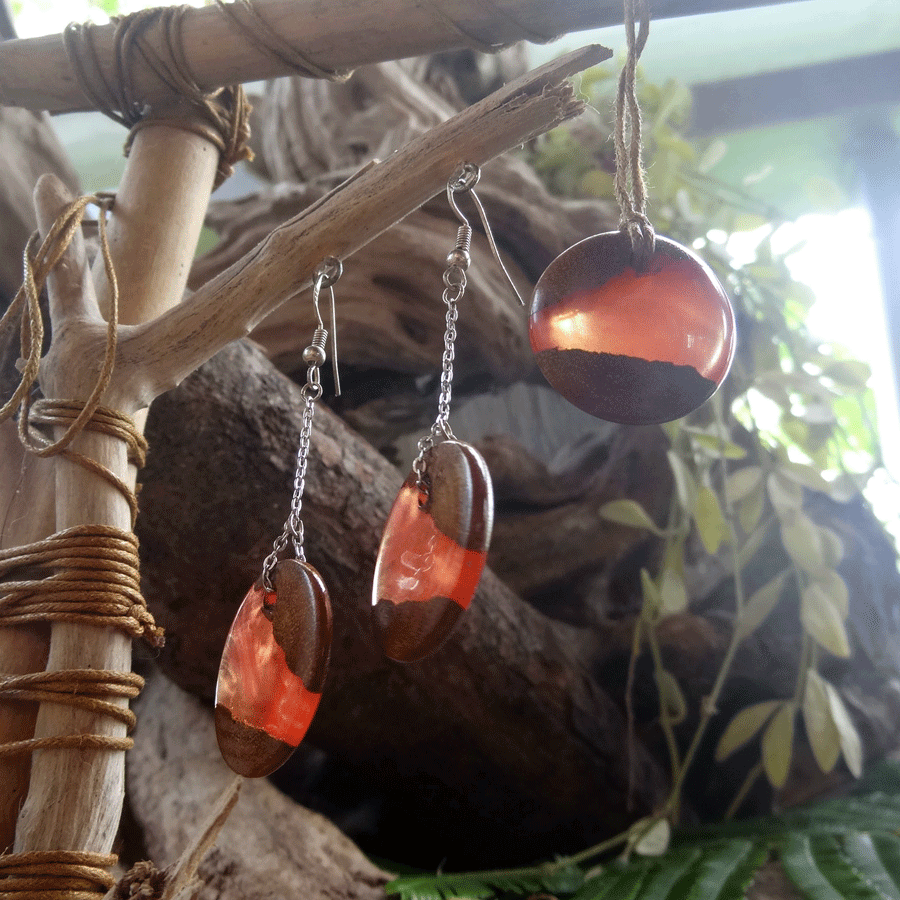 Set with earrings and pendant in driftwood and resin