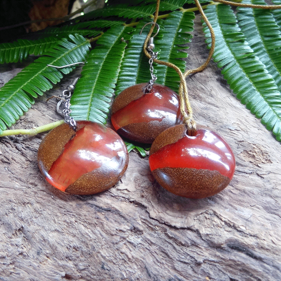 Set with earrings and pendant in driftwood and resin