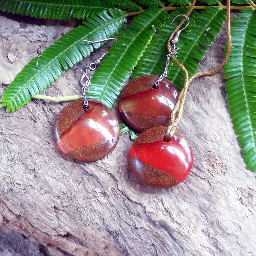 Set with earrings and pendant in driftwood and resin