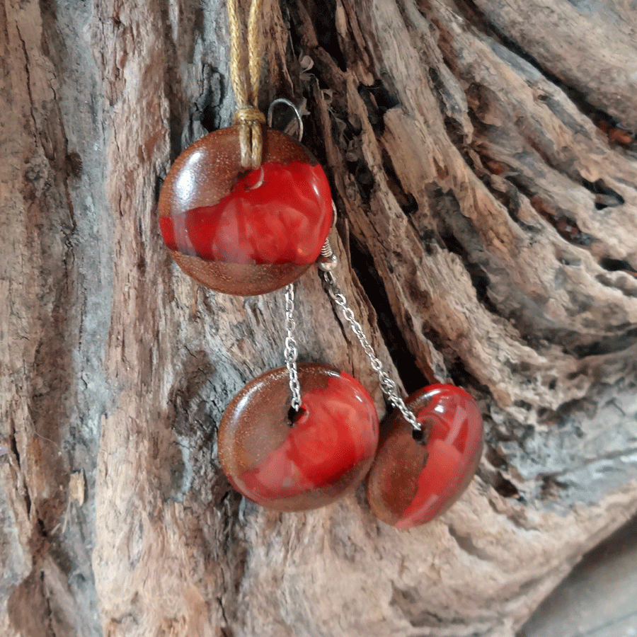 Set with earrings and pendant in driftwood and resin