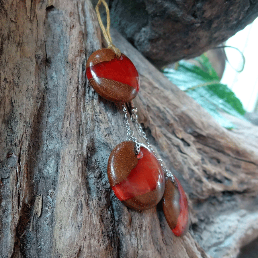 Set with earrings and pendant in driftwood and resin