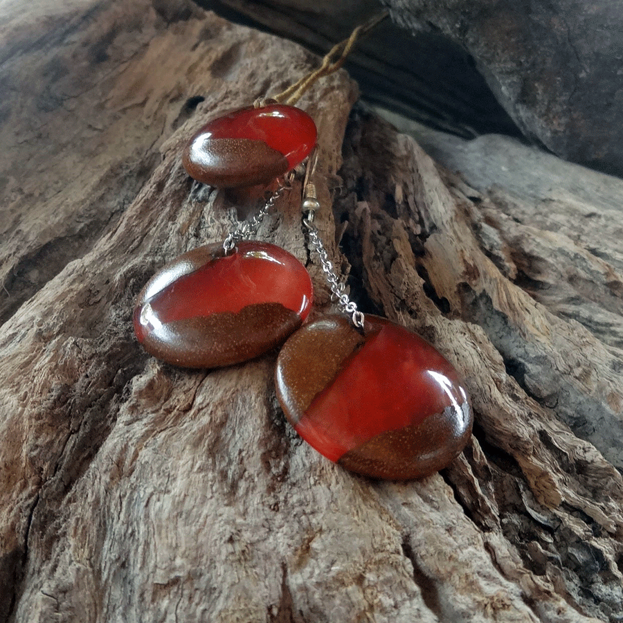 Set with earrings and pendant in driftwood and resin