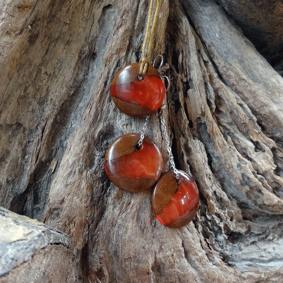 Set with earrings and pendant in driftwood and resin