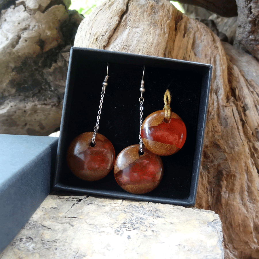 Set with earrings and pendant in driftwood and resin