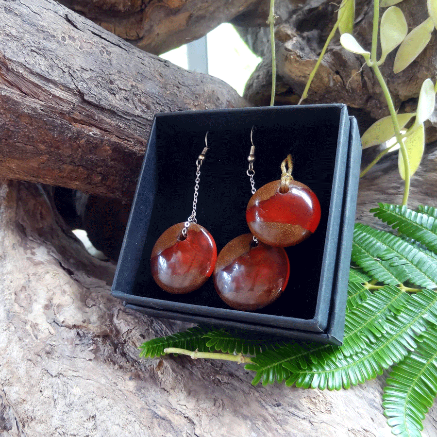 Set with earrings and pendant in driftwood and resin