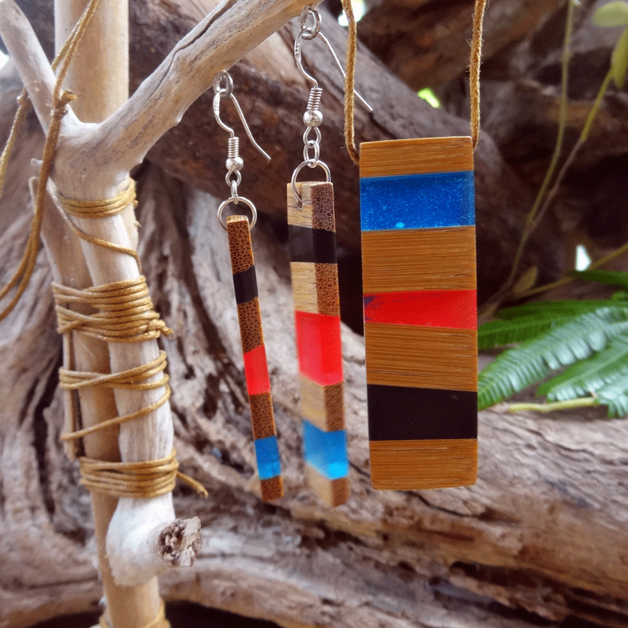 Set with earrings and pendant in driftwood and resin