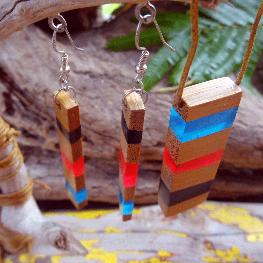 Set with earrings and pendant in driftwood and resin