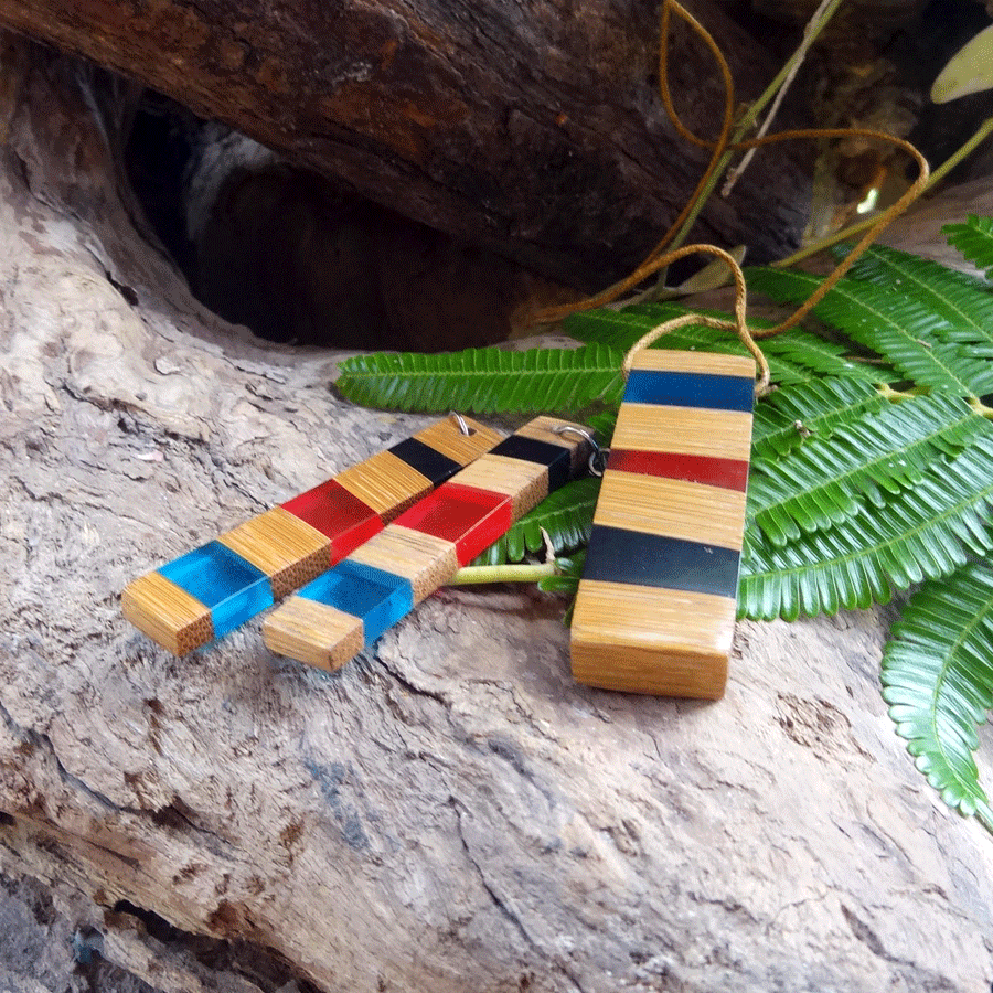 Set with earrings and pendant in driftwood and resin