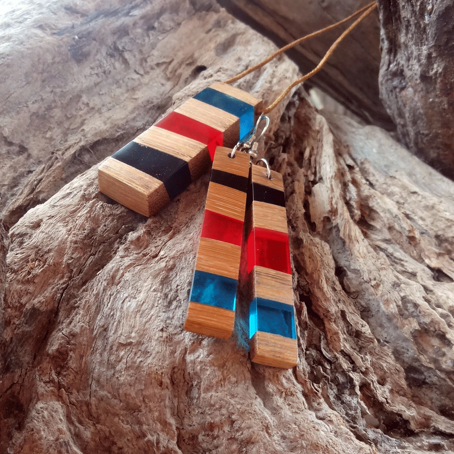 Set with earrings and pendant in driftwood and resin