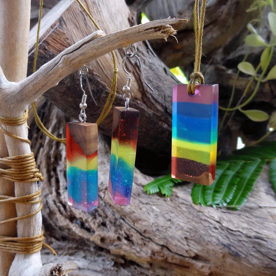 Set with earrings and pendant in driftwood and resin