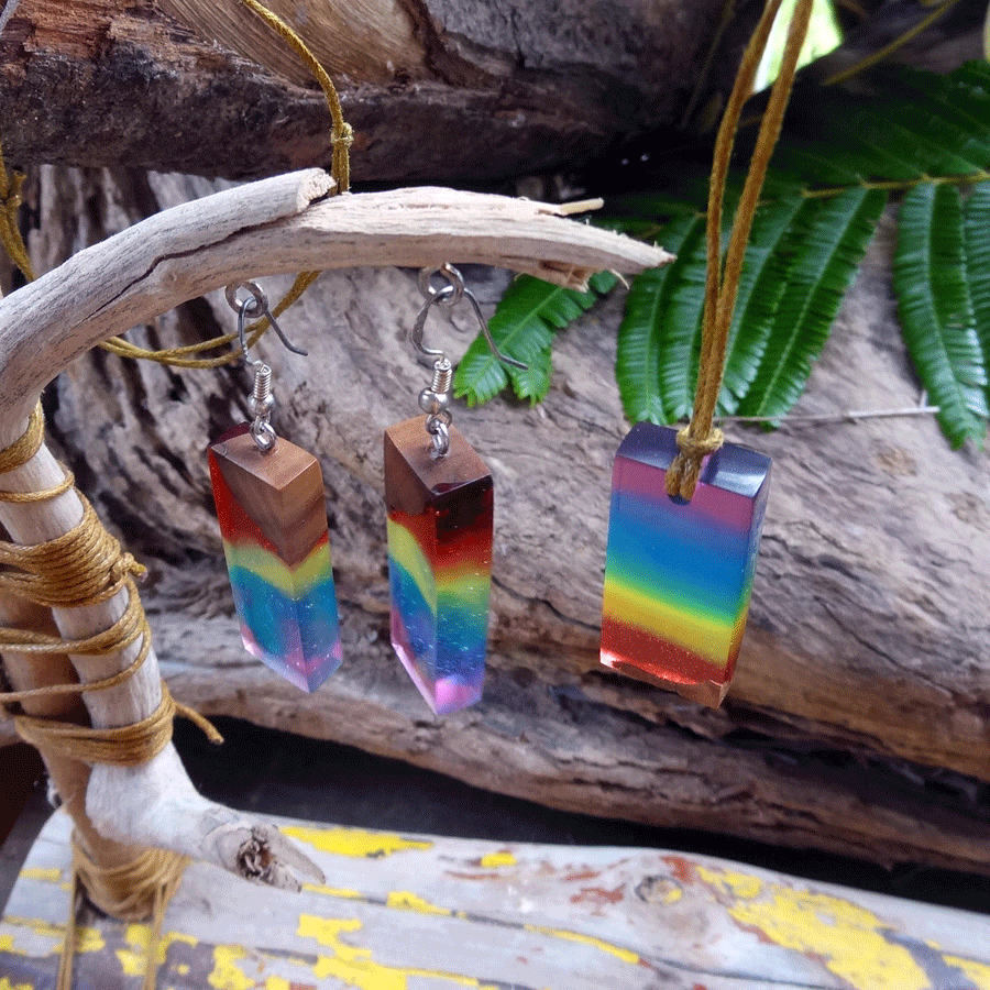 Set with earrings and pendant in driftwood and resin