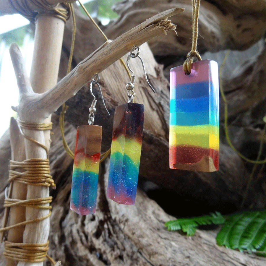 Set with earrings and pendant in driftwood and resin