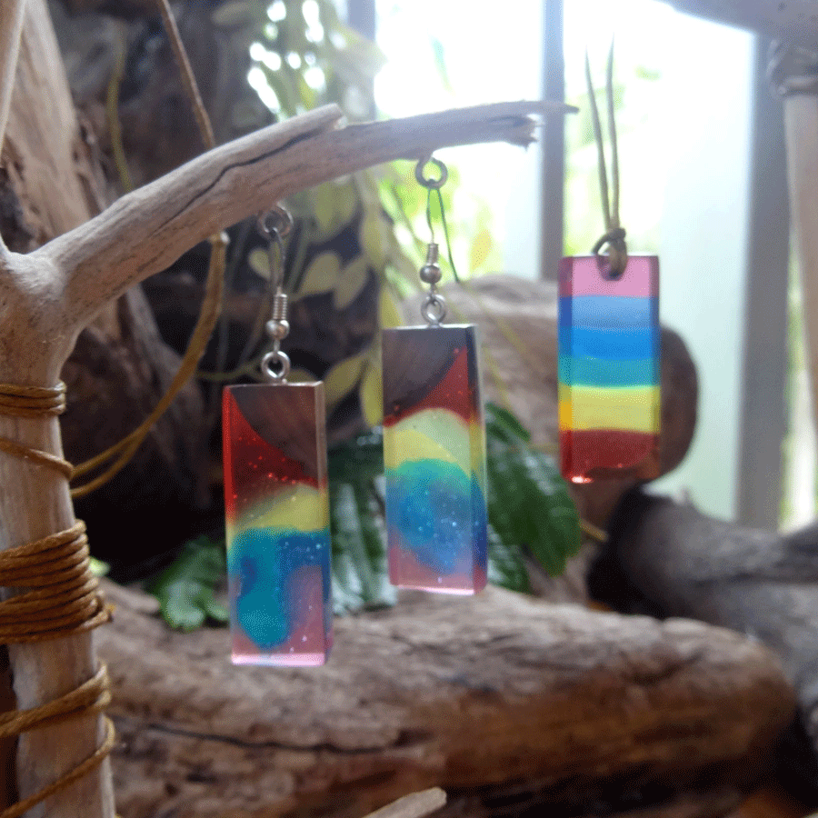 Set with earrings and pendant in driftwood and resin