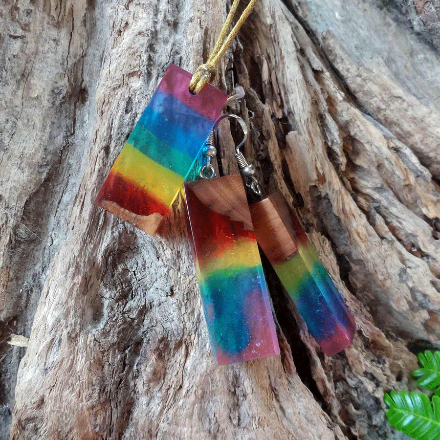 Set with earrings and pendant in driftwood and resin