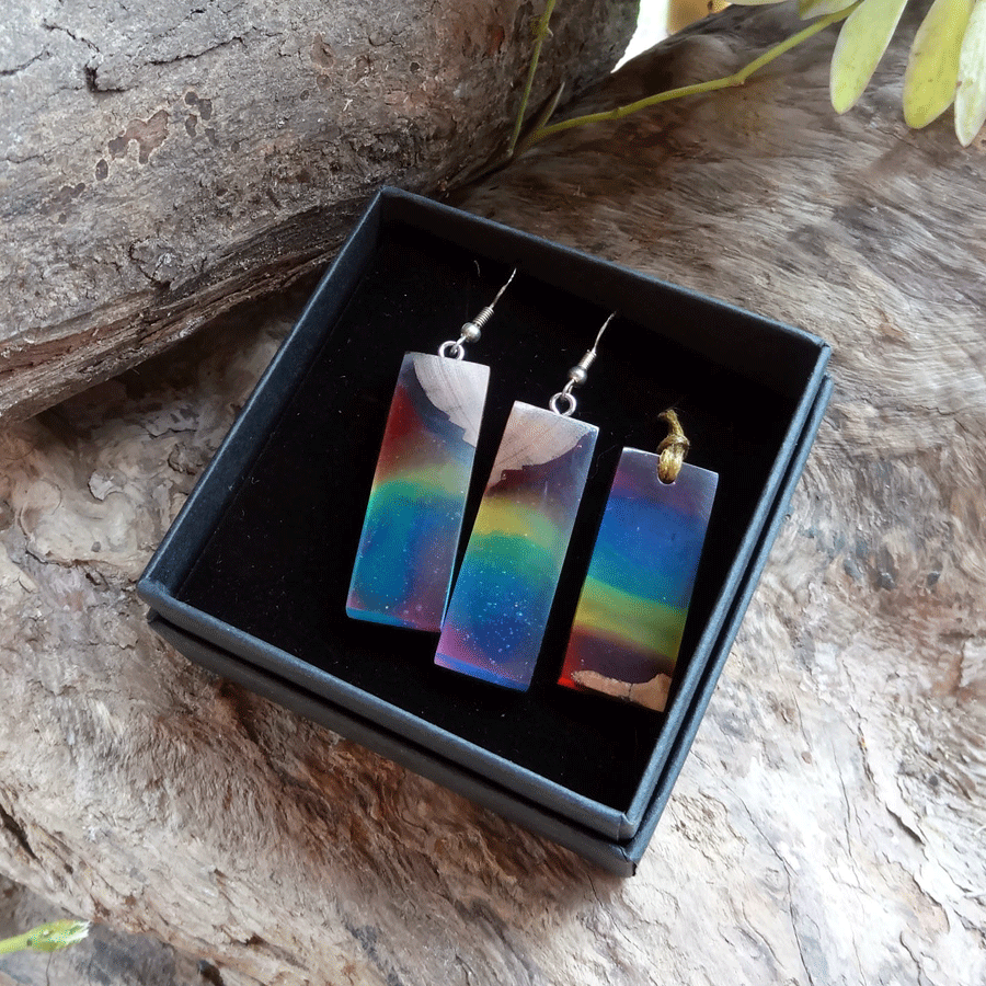 Set with earrings and pendant in driftwood and resin