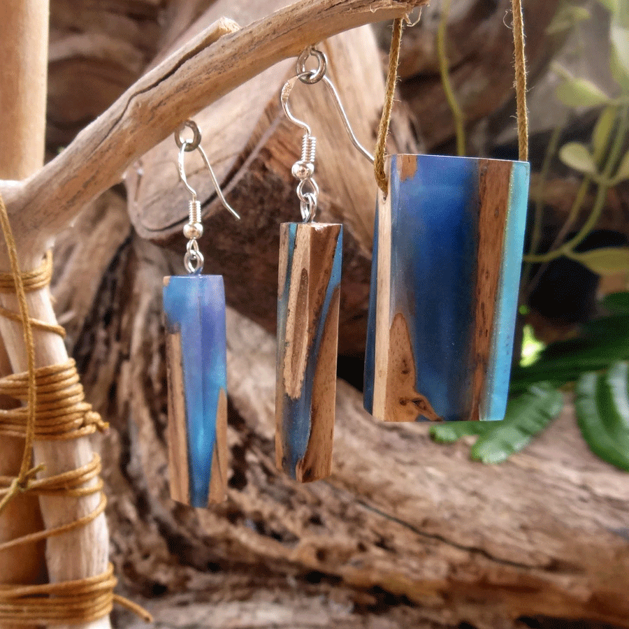 Set with earrings and pendant in driftwood and resin