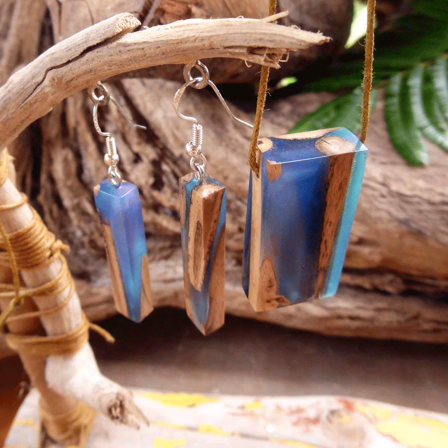 Set with earrings and pendant in driftwood and resin