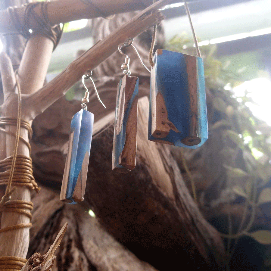 Set with earrings and pendant in driftwood and resin