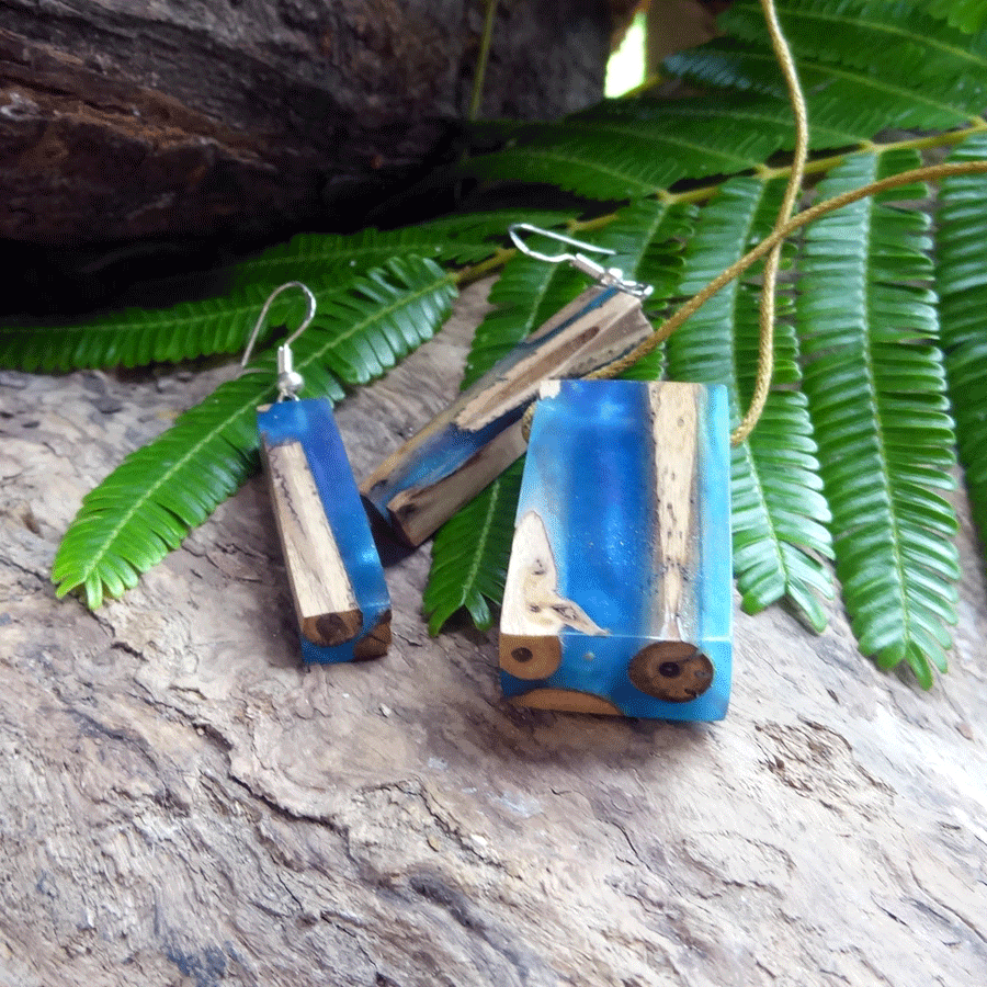 Set with earrings and pendant in driftwood and resin