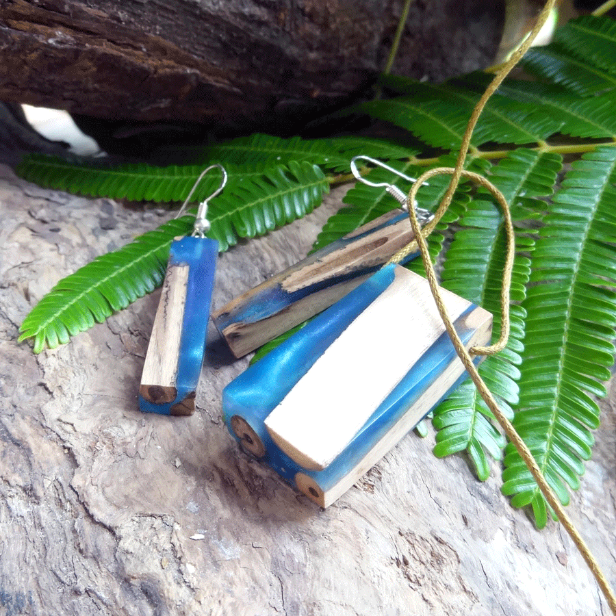 Set with earrings and pendant in driftwood and resin