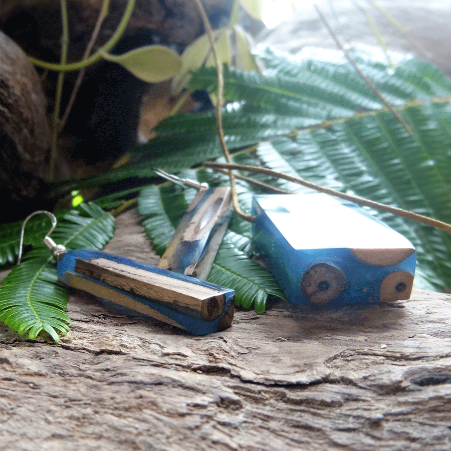 Set with earrings and pendant in driftwood and resin