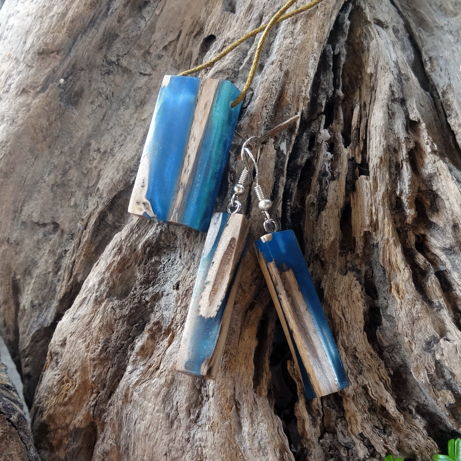 Set with earrings and pendant in driftwood and resin