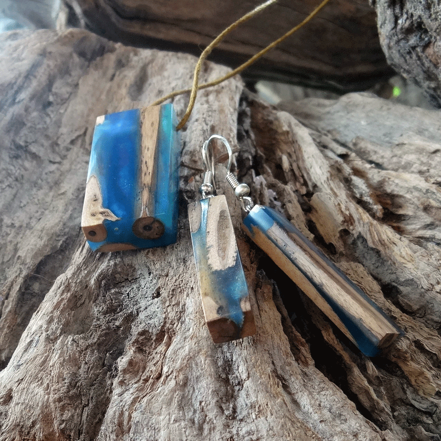 Set with earrings and pendant in driftwood and resin