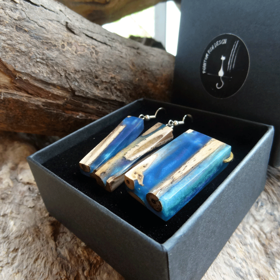 Set with earrings and pendant in driftwood and resin