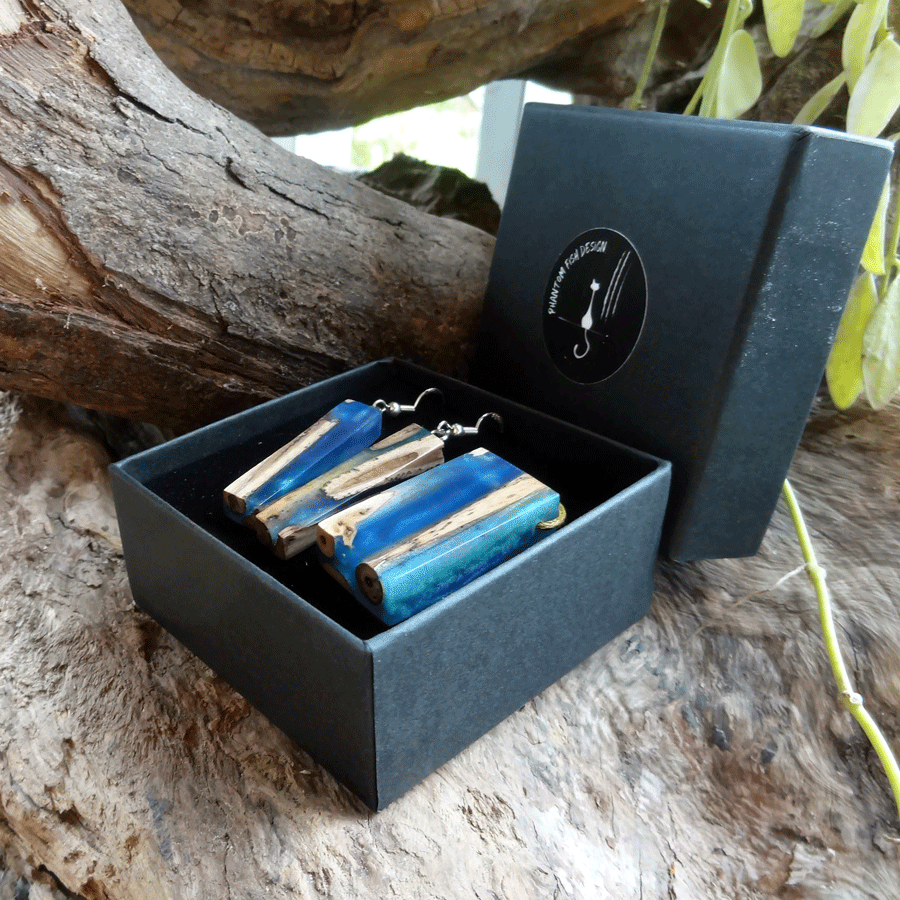 Set with earrings and pendant in driftwood and resin